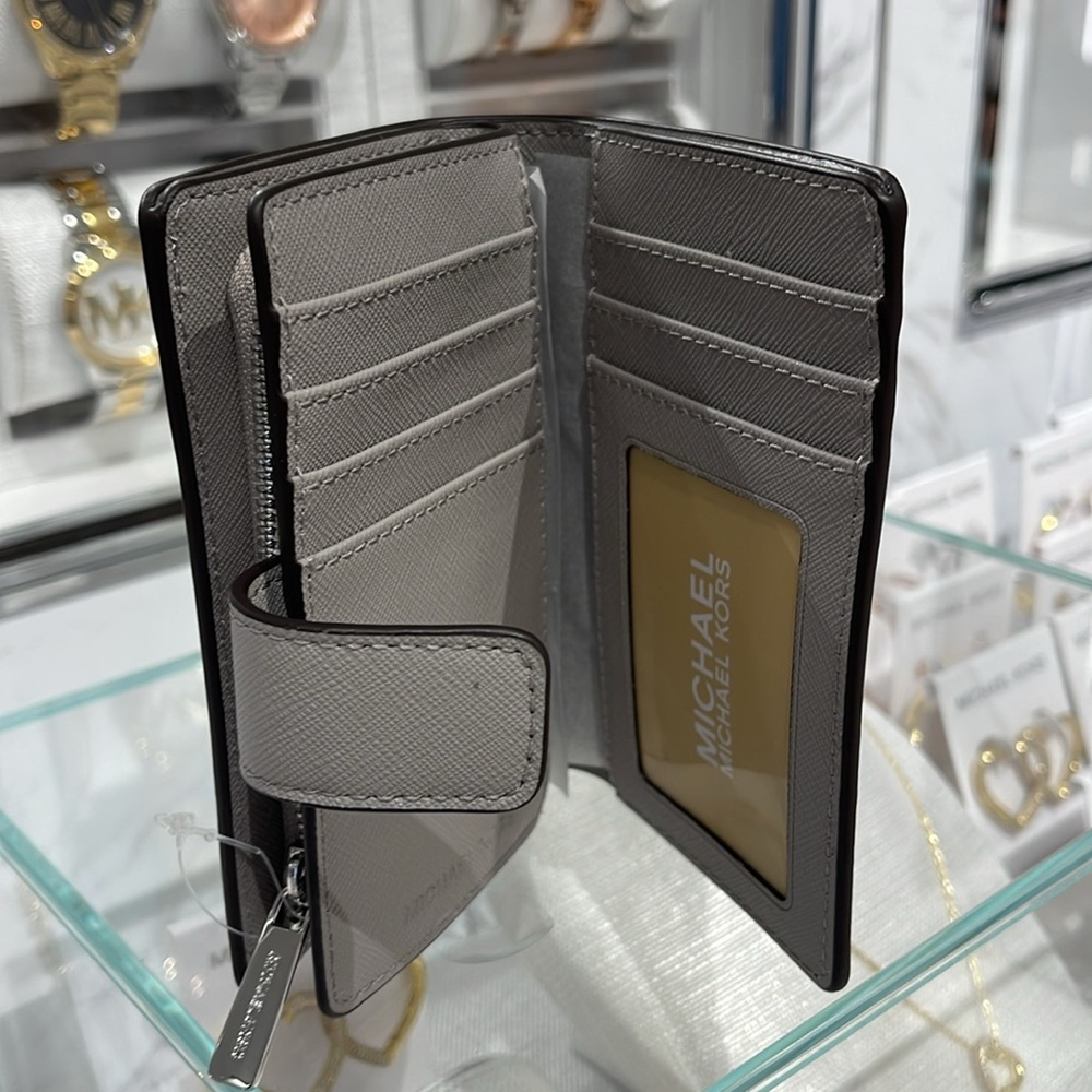 MICHAEL KORS Medium Saffiano Leather Bifold Zip CN Wallet
PEARL GREY
NWT - Picture 7 of 16